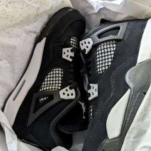Jordan 4 white thunder